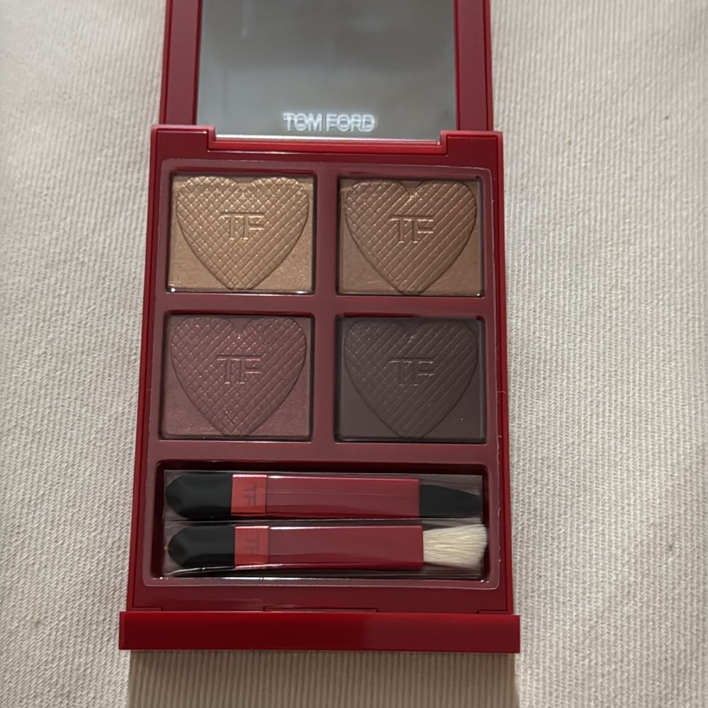 Tom Ford Eye Color Quad in 04 Honeymoon.
Never been used, brand new